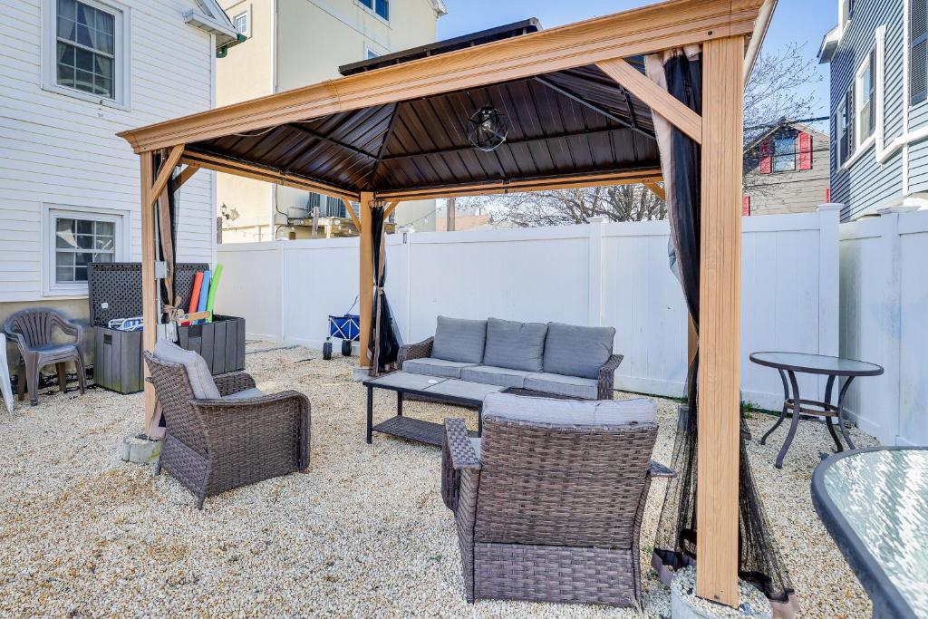einen Pavillon mit einem Sofa, Stühlen und einem Tisch in der Unterkunft Milford Vacation Rental about 1 Block to Beach! in Milford