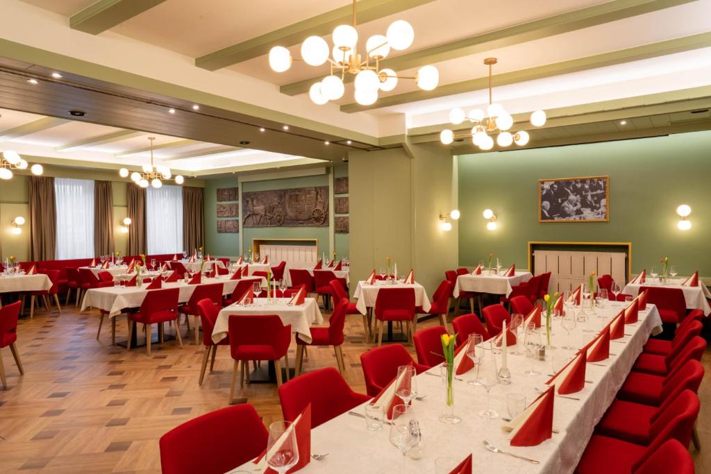 Reštaurácia alebo iné gastronomické zariadenie v ubytovaní Hotel zur Post