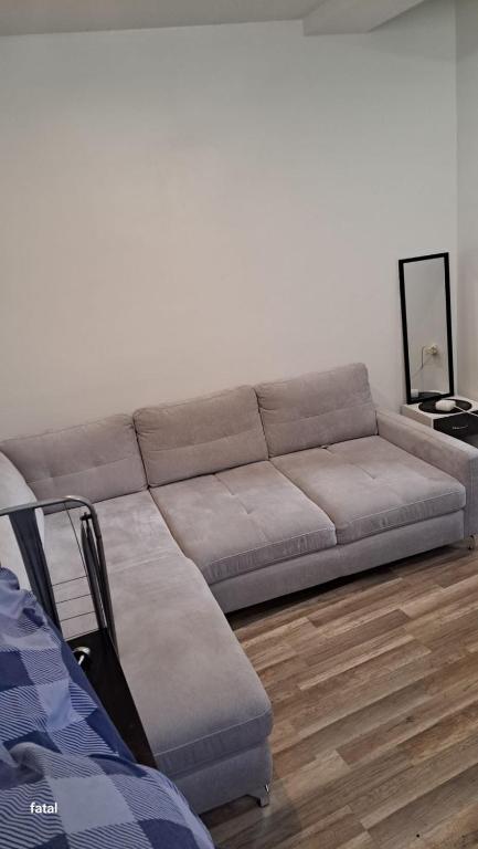 - un canapé installé dans un salon à côté dans l'établissement Magnifique Studio pas loin centre-ville, à Reims