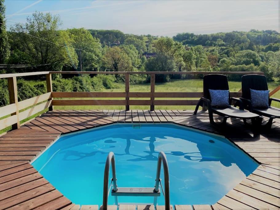 een zwembad op een terras met twee stoelen en een tafel bij 3 Late Deals with Private Pool! in Plazac