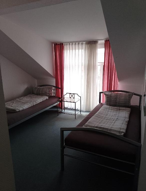 Postel nebo postele na pokoji v ubytování Pension für Monteure in Dresden, Zimmer mit eigenem Bad und großer Gemeinschaftsküche