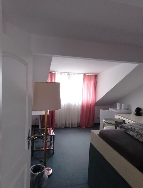 Postel nebo postele na pokoji v ubytování Pension für Monteure in Dresden, Zimmer mit eigenem Bad und großer Gemeinschaftsküche