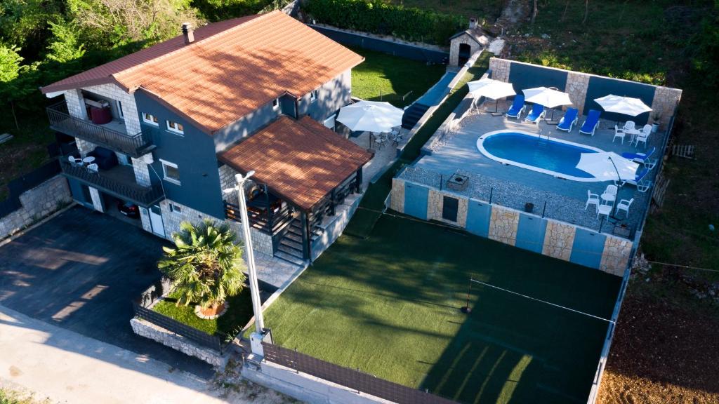 una vista aérea de una casa con piscina en Villa Apa, en Runović