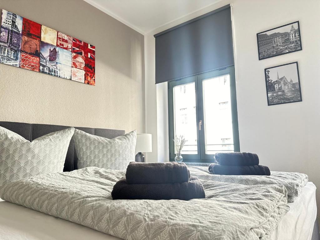 1 dormitorio con 1 cama con 2 almohadas en Apartment Arenablick, en Leipzig