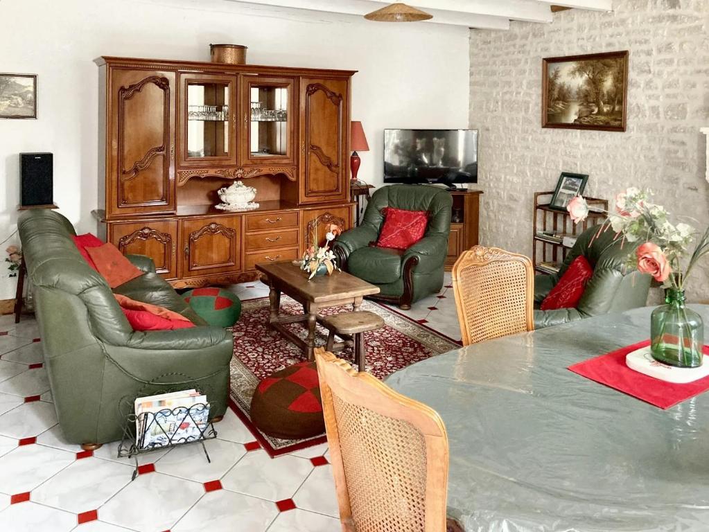 Posedenie v ubytovaní Maison confortable au cœur de Fleurac avec grand jardin