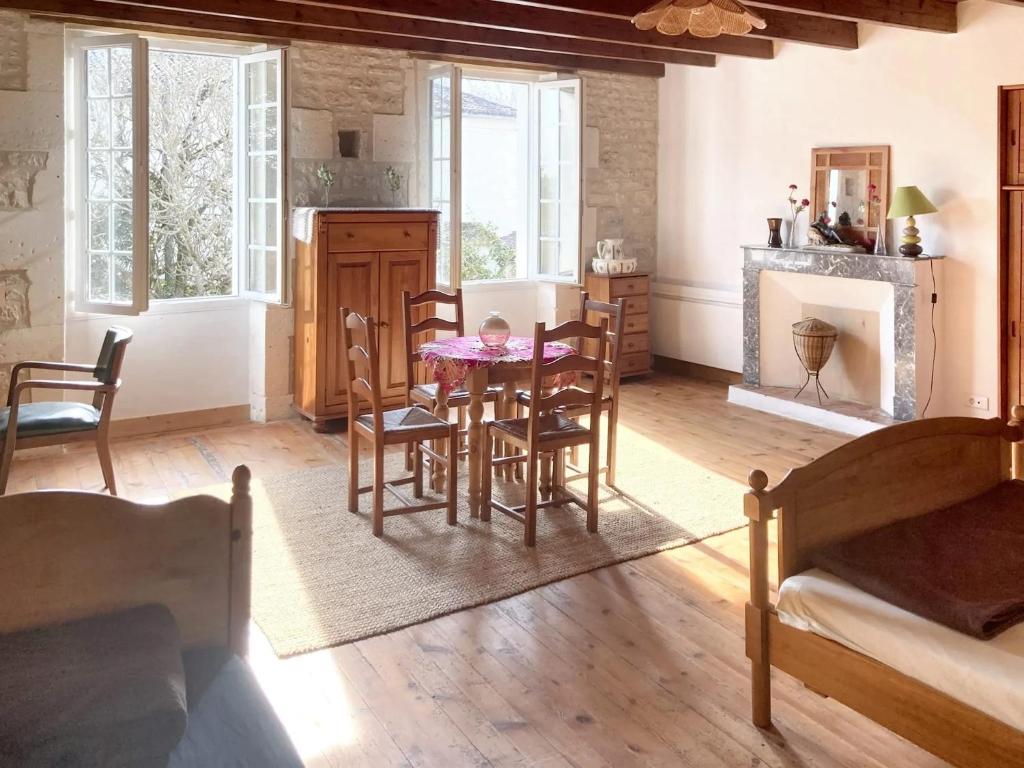 Posedenie v ubytovaní Maison confortable au cœur de Fleurac avec grand jardin