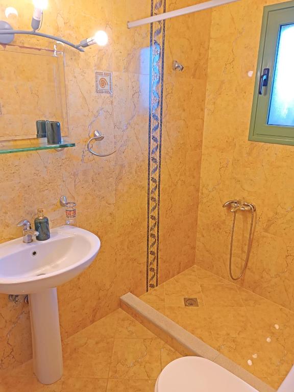 Koupelna v ubytování Okeanis Apartments & Suites Adults Only
