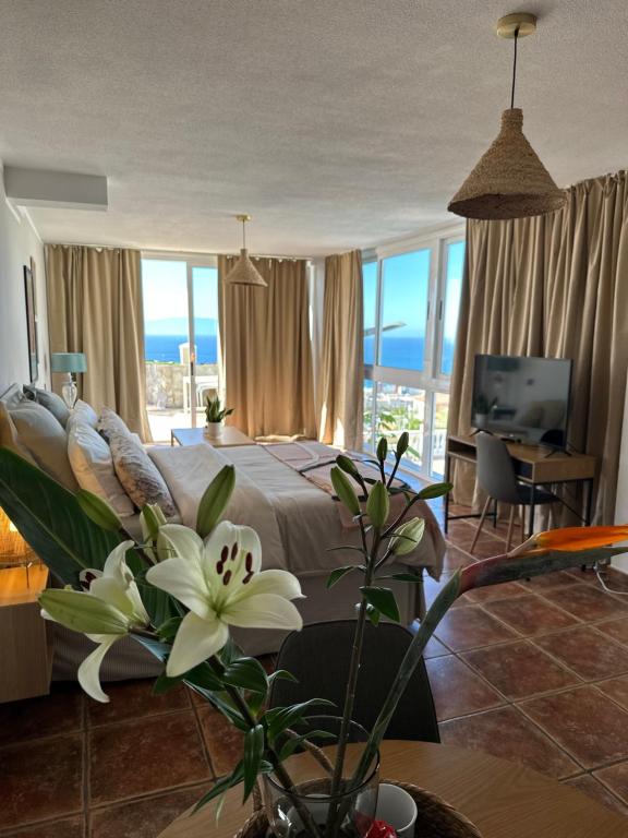 een slaapkamer met een bed en uitzicht op de oceaan bij Boutique Villa Leicht & Friends in Adeje