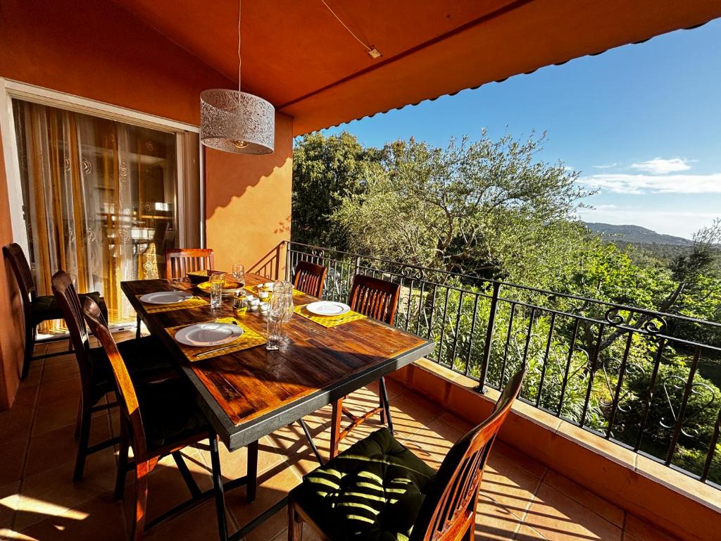 une table et des chaises sur un balcon avec vue dans l'établissement Apartment Pioppa for 4, à Porto-Vecchio