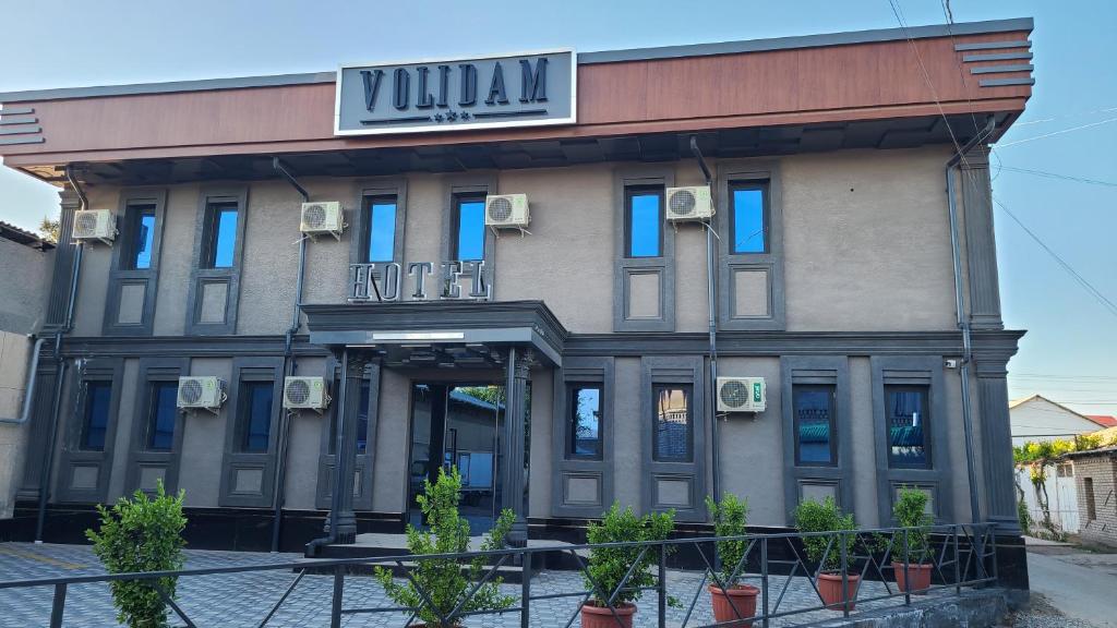 un edificio con un cartel que dice yulani en Volidam Hotel, en Karmana