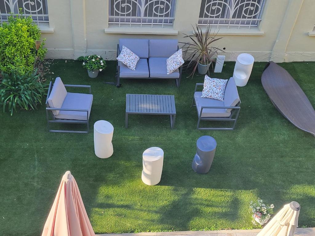 d'une terrasse avec des chaises et des tables sur la pelouse. dans l'établissement ALFIERI Guest House, à Verceil