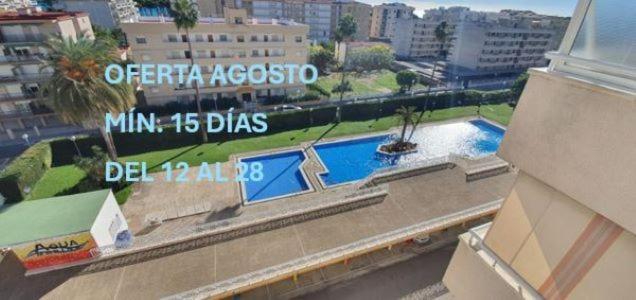 - Vistas a la piscina desde un edificio en Aqua - Apartamento a 250m playa, en La Pineda
