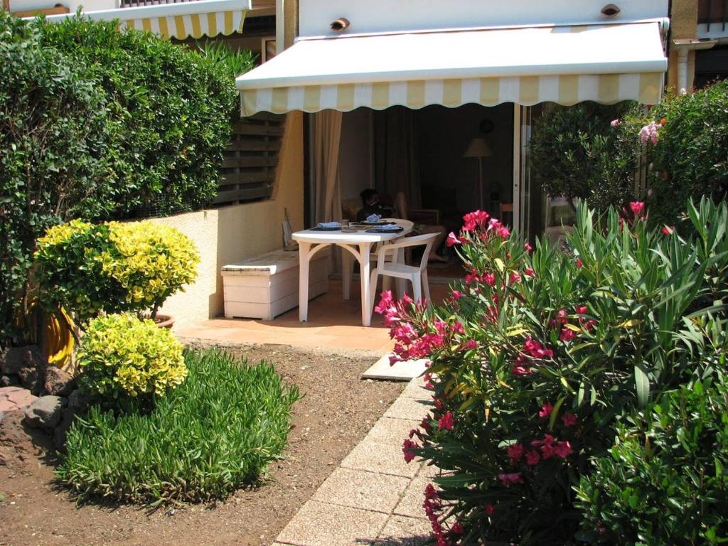 Photo de la galerie de l'établissement CAP LES PINS II Joli T2 piscine tennis bordure du golf Mt St Martin Cap d'Agde, au Cap d'Agde