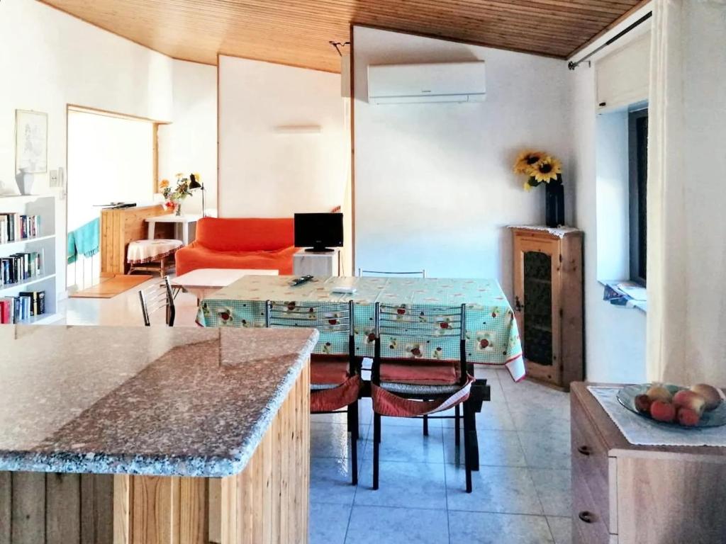 2 bedrooms apartement with balcony at Teulada في تويلادا: مطبخ مع طاولة وغرفة معيشة