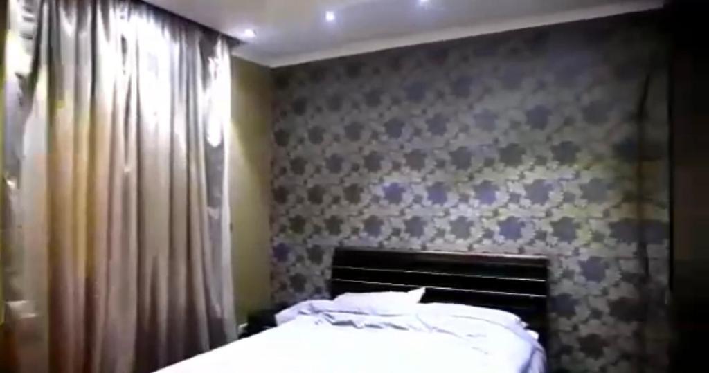 Postel nebo postele na pokoji v ubytování فيلا بالشيخ زايد