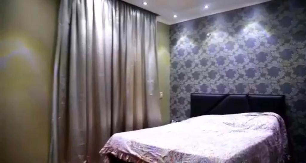 Postel nebo postele na pokoji v ubytování فيلا بالشيخ زايد