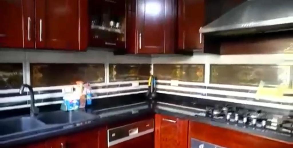 Kuchyň nebo kuchyňský kout v ubytování فيلا بالشيخ زايد