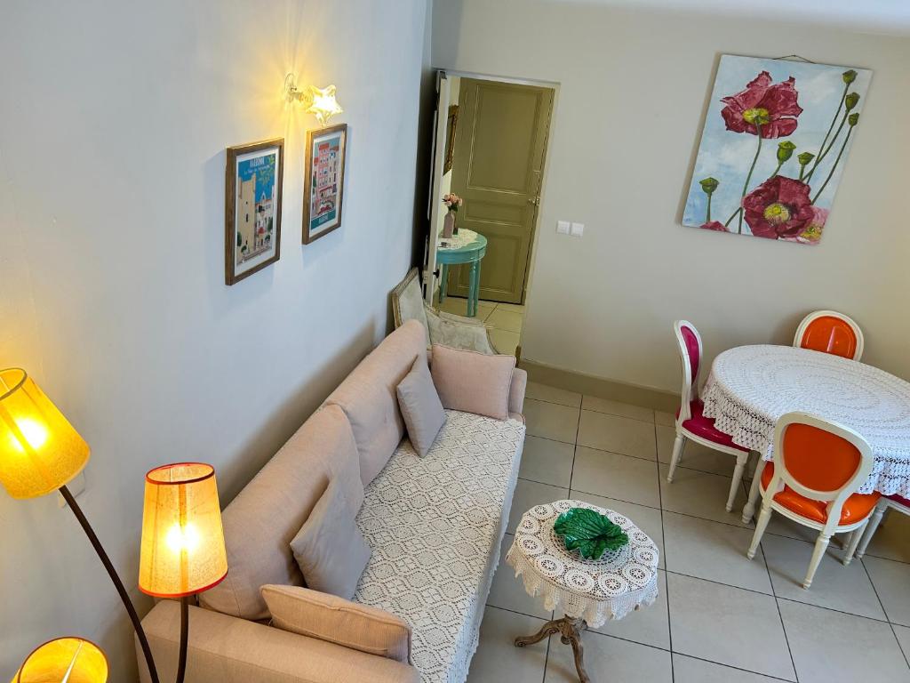 un soggiorno con un divano e un tavolo di Appartement T3 centre ville a Narbonne