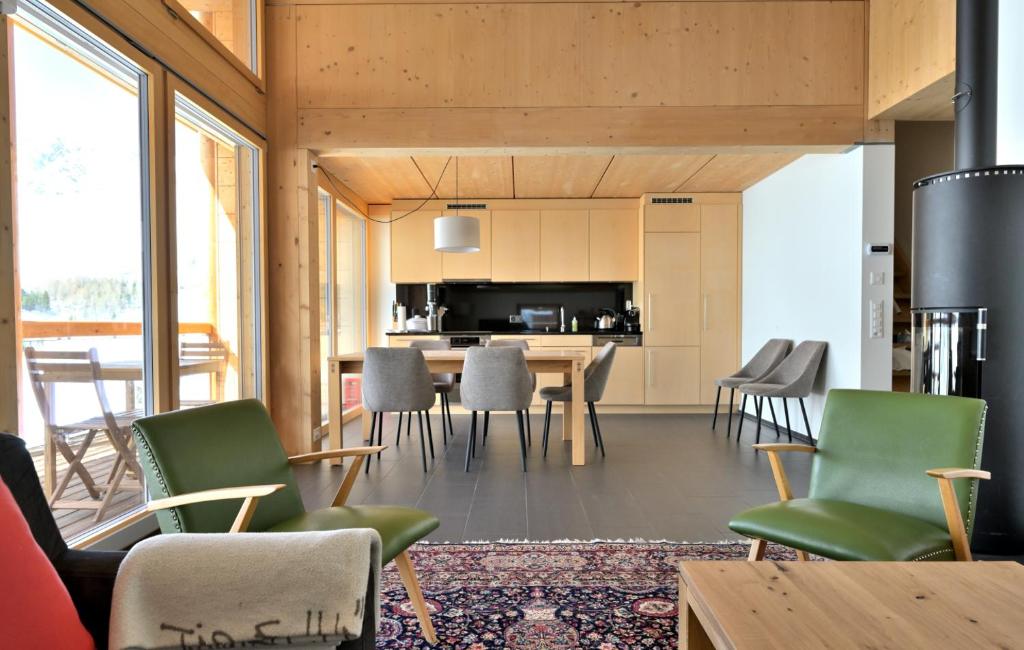 een keuken en een woonkamer met een tafel en stoelen bij Erzhornblick in Arosa