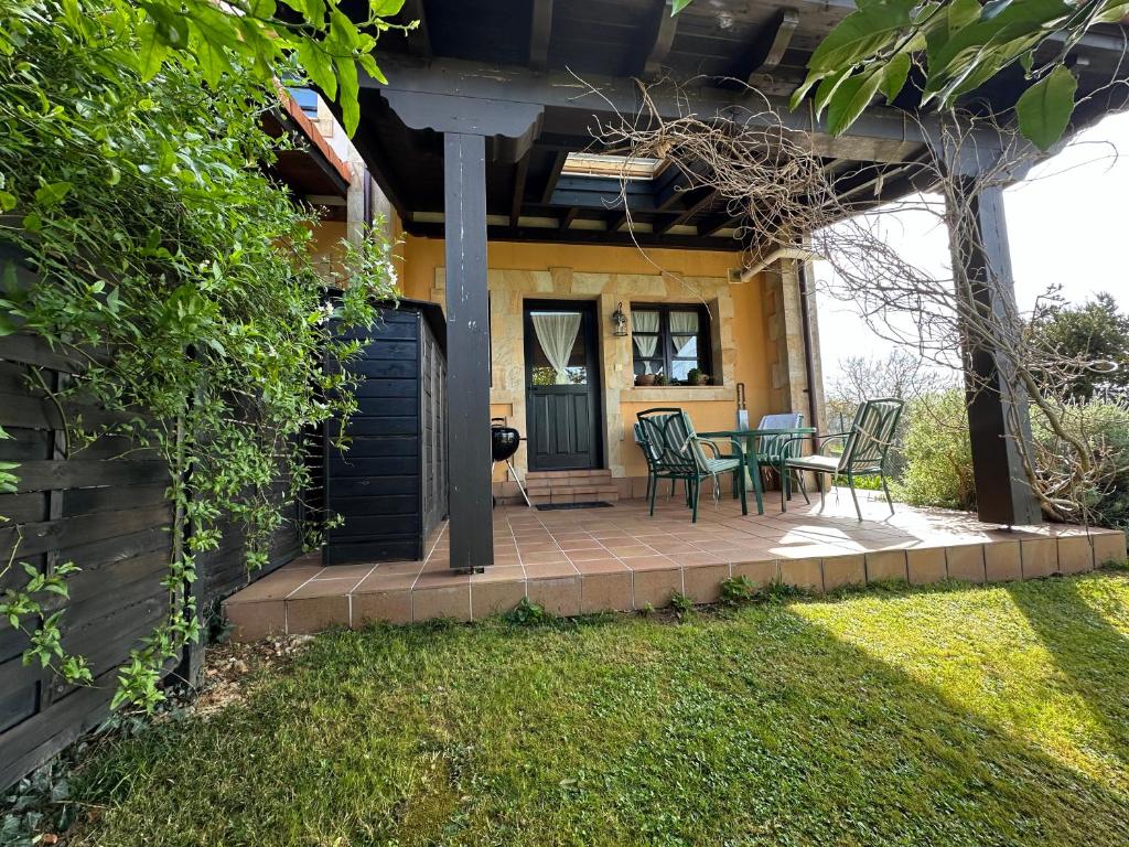 a patio with a table and chairs in front of a house at Casa Covarrubias in Santillana del Mar