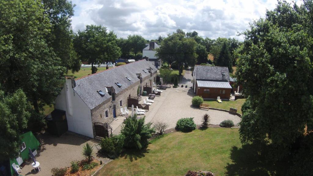 eine Luftansicht auf ein Haus und eine Scheune in der Unterkunft La Metairie & Cottages in Camors