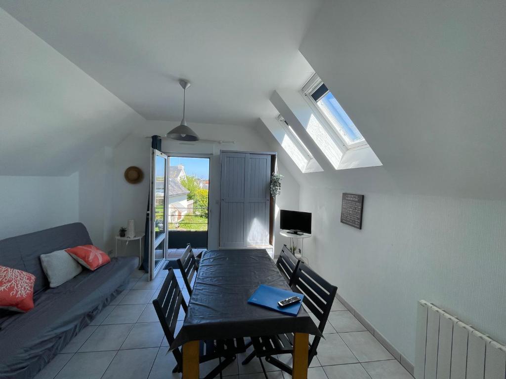 a living room with a table and a couch at Lebraz 3 Appartement in Saint-Lunaire