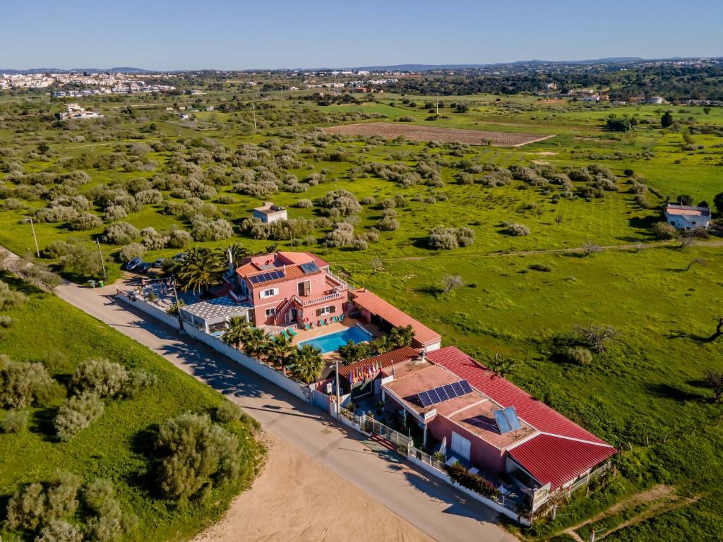 an aerial view of a house with a swimming pool at Villa Paradis - Casa Completa in Pêra