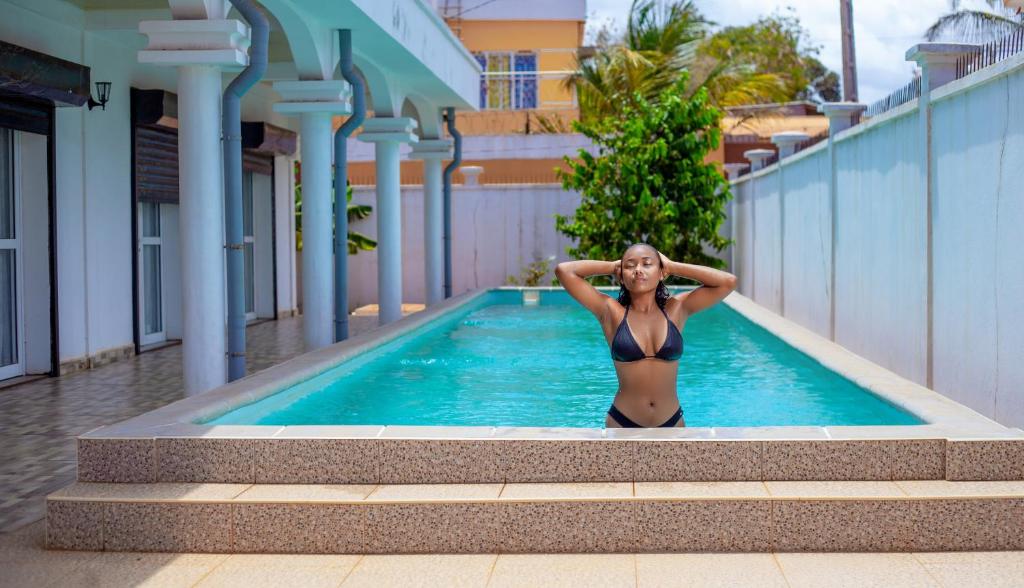 VILLA MAHATSINJO في أنتسياكامبوني: امرأة ترتدي البكيني تقف في حمام السباحة