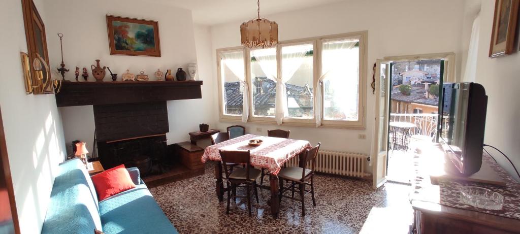 una sala da pranzo con tavolo e camino di Appartamento Centro Storico vicino Università a Perugia