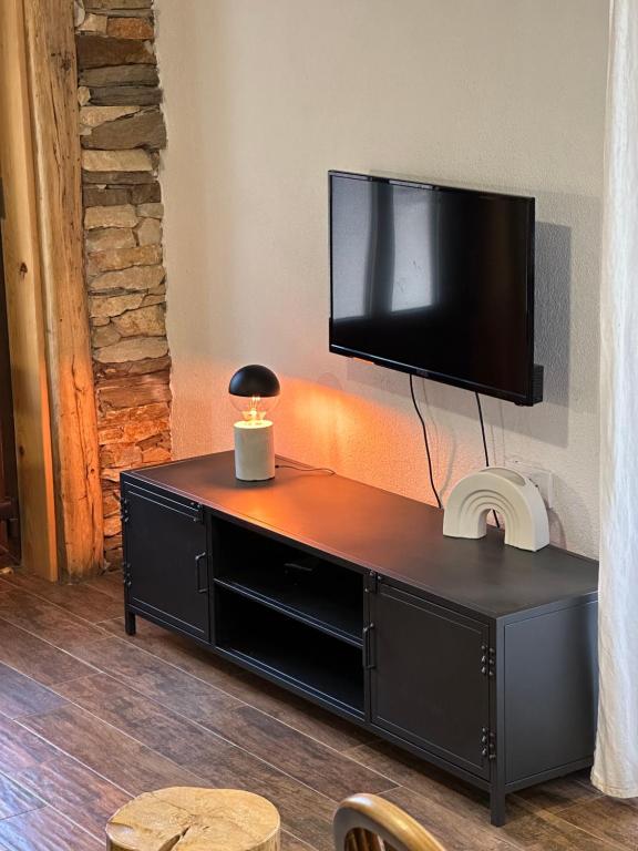En tv och/eller ett underhållningssystem på Forest Hill kuća za odmor na Zlataru