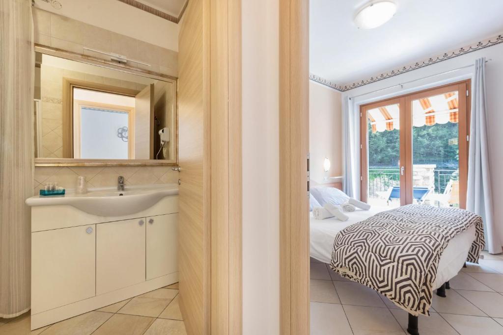 Postel nebo postele na pokoji v ubytování Residence Tatiana A2
