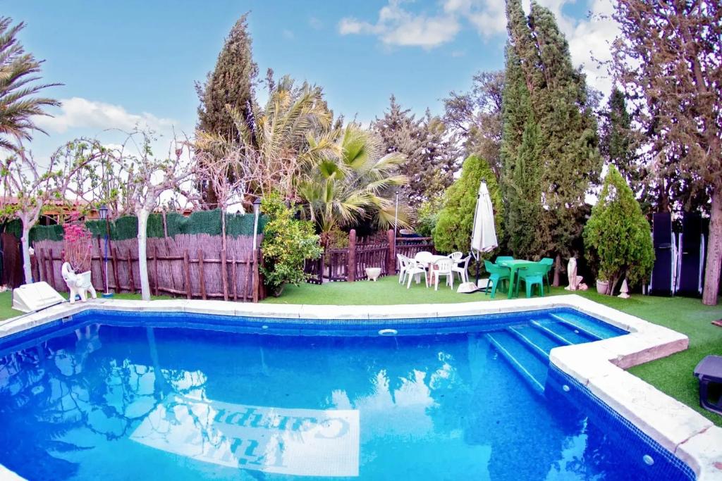 basen w ogrodzie z ogrodzeniem w obiekcie Spacious Villa with Private Pool in Archena w mieście Archena