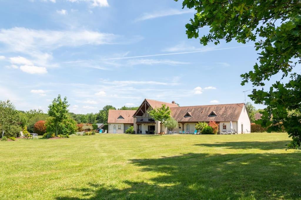 une maison sur un grand champ herbeux dans l'établissement Le Cocon des Châteaux de la Loire, à Fougères-sur-Bièvre