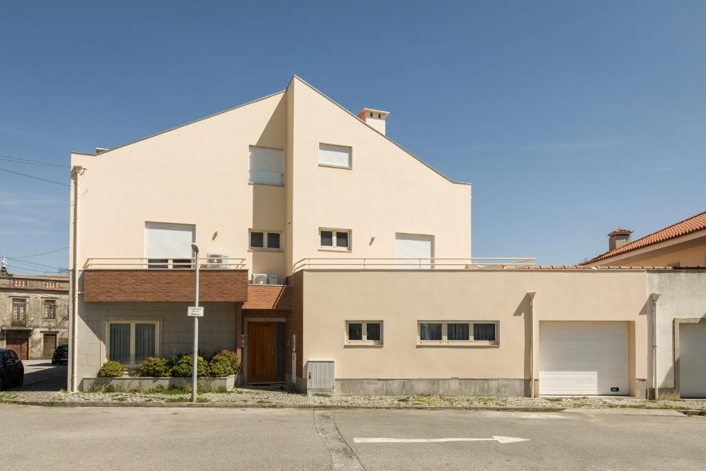 un gran edificio blanco al lado de una calle en Viravento - Family House, en Espinho