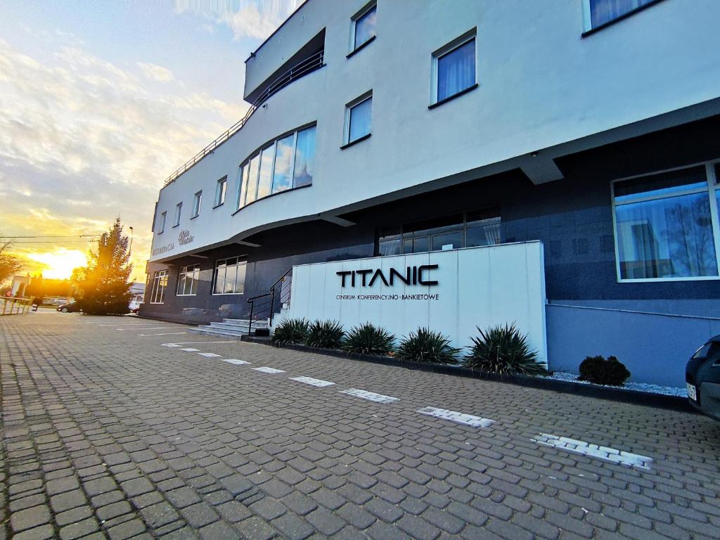 budynek z czasem słowa na boku w obiekcie Titanic w mieście Białystok