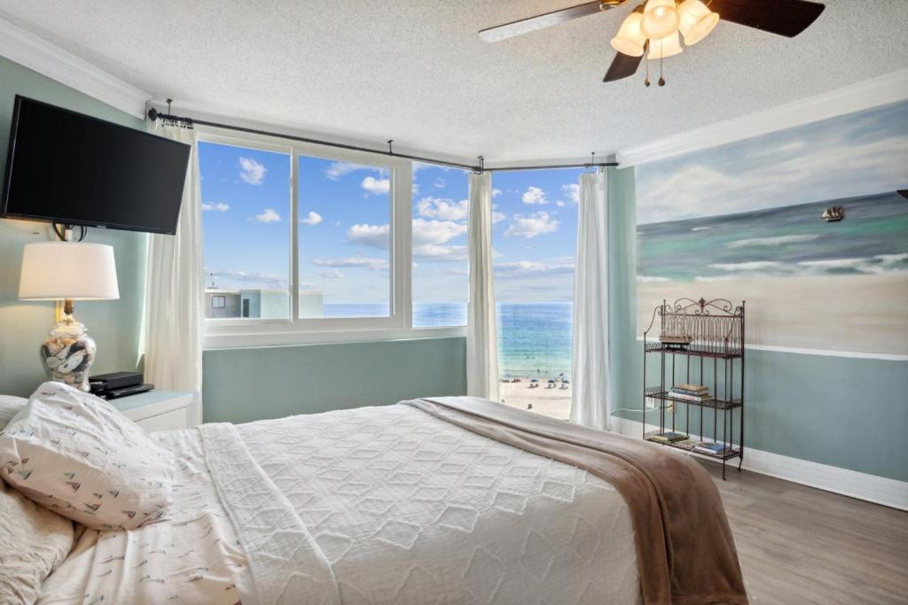- une chambre avec un lit et une vue sur la plage dans l'établissement Top of the Gulf 803 - Luxury Beach Resort, à Panama City Beach