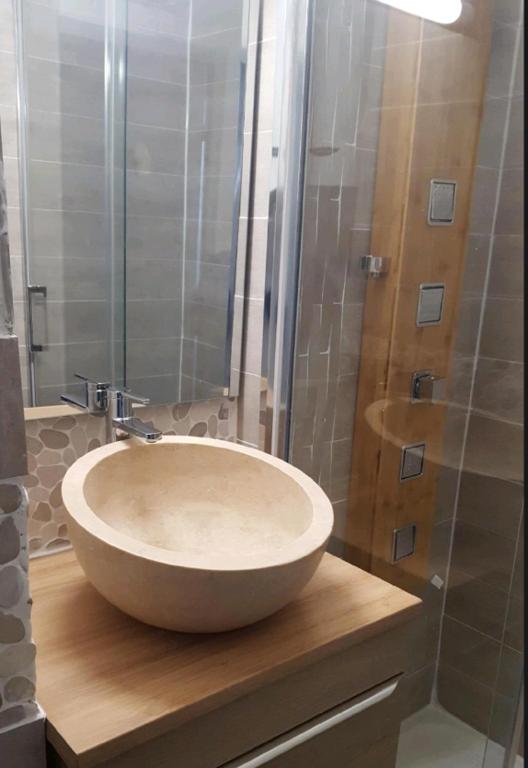 La salle de bains est pourvue d'un lavabo et d'une douche. dans l'établissement Studio climatise vue mer avec piscine, à Canet