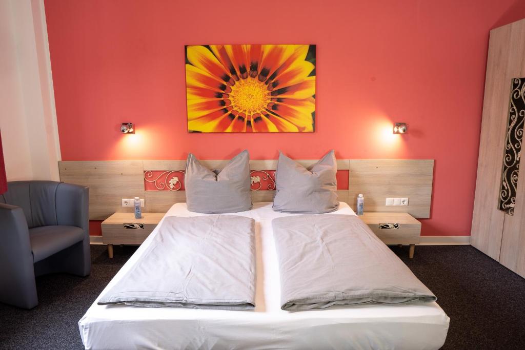 a bedroom with a bed with a painting on the wall at Honeybee Properties Winningen in Winningen