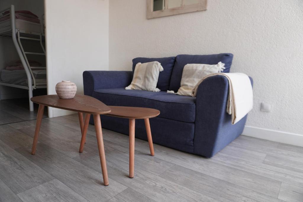 - un canapé bleu et une table dans le salon dans l'établissement Studio - Grande Plage -Terrasse, au Barcarès