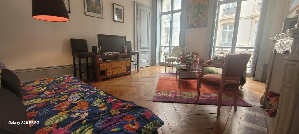 - un salon avec un lit et une télévision dans l'établissement Le St Amour Élégant 2 chambres *Wifi/Super Centre*, à Besançon