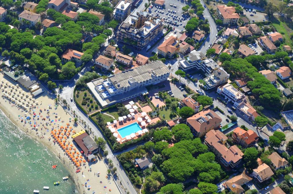 - Vistas aéreas a la playa y al complejo en Hotel Select, en Marina di Campo