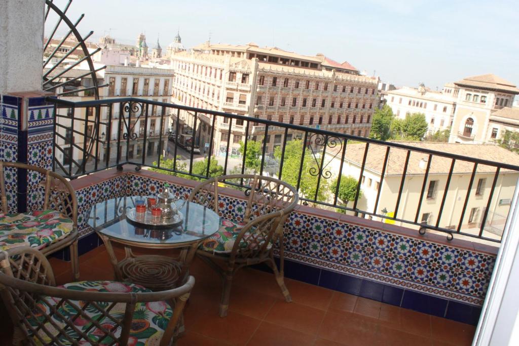 balcone con tavolo, sedie e vista di Apartamentos Vado - Cuesta de Alhacaba a Granada