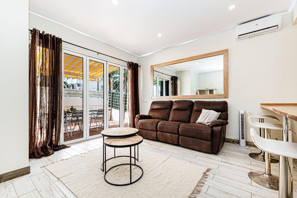 - un salon avec un canapé et une table dans l'établissement By The Sea Algarve Golden Properties, à Armação de Pêra