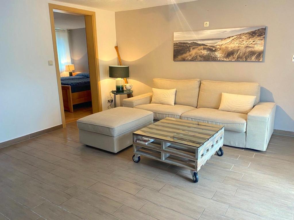 ein Wohnzimmer mit einem Sofa und einem Couchtisch in der Unterkunft Fischerhaus Usedom in Kamminke