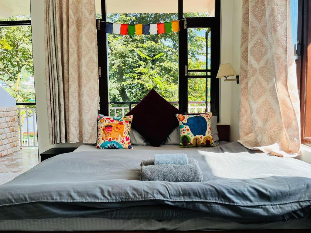 En eller flere senge i et værelse på Hope - The Mountain BnB, Dharamkot