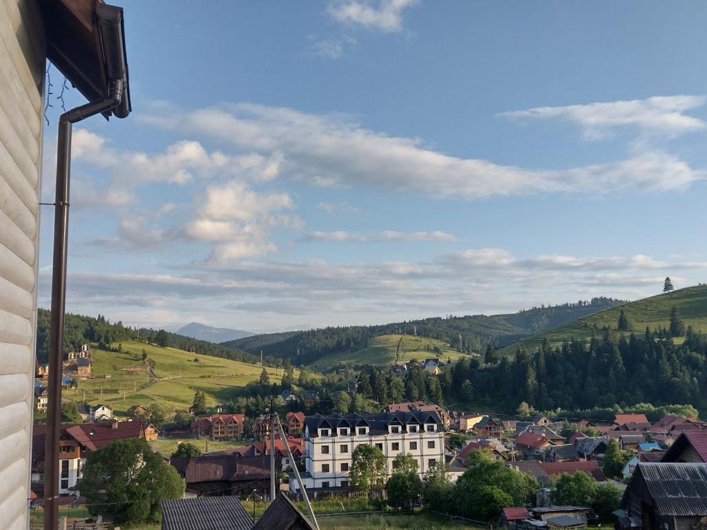 Nespecifikovaný výhled na hory nebo výhled na hory při pohledu z hotelu