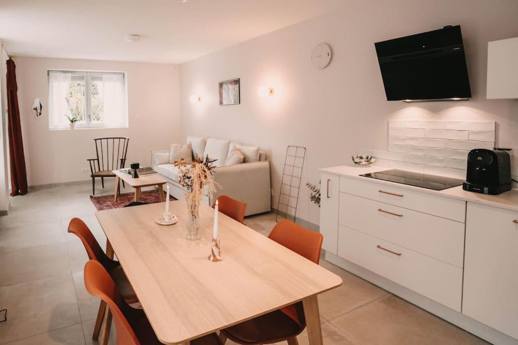 Il comprend une cuisine et un salon avec une table et des chaises. dans l'établissement Maison privée, 2 ch. 6 pers. 5 min Gare, Parking, à Besançon