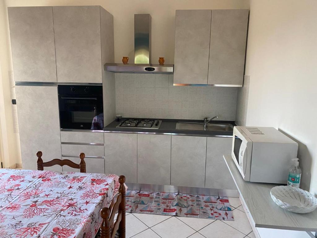 a kitchen with a counter top and a microwave at Residenza il sole isola Capo Rizzuto in Isola Capo Rizzuto