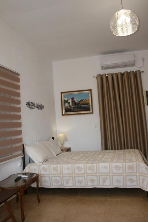 a bedroom with a bed and a table in it at KOLLITAKI in Selínia