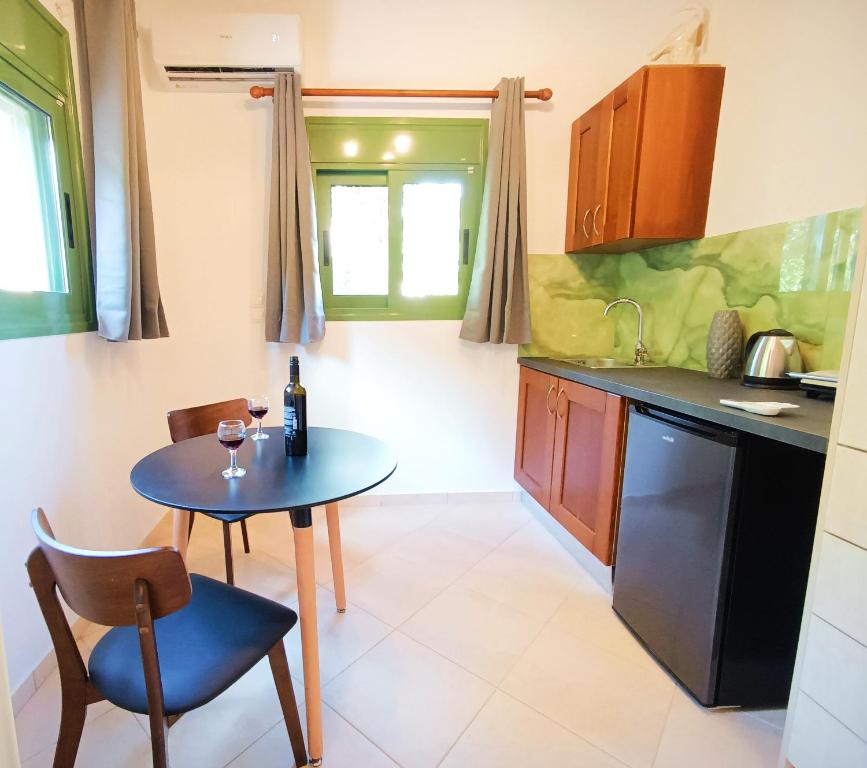 Kuchyň nebo kuchyňský kout v ubytování Okeanis Apartments & Suites Adults Only